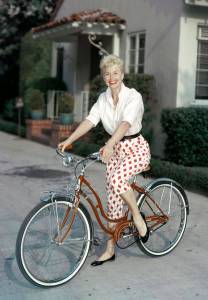 Doris-Day-poses-prettily-in-a-cropped-pant